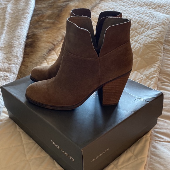 Vince Camino Helen Booties Size 7.5 Brownish Taupe Suede. - Picture 3 of 6